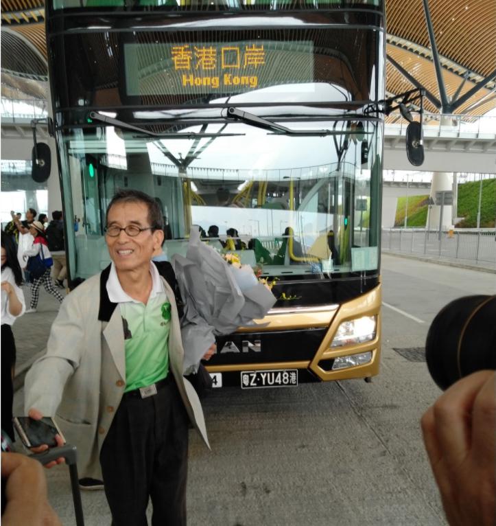 第一批体验港珠澳大桥的游客非常高兴 第一批体验港珠澳大桥的游客非常高兴